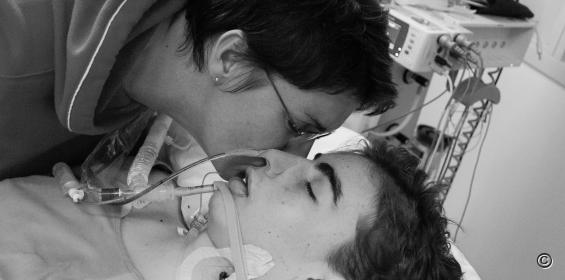 Moeder kust haar 17 jarige ernstig zieke zoon.